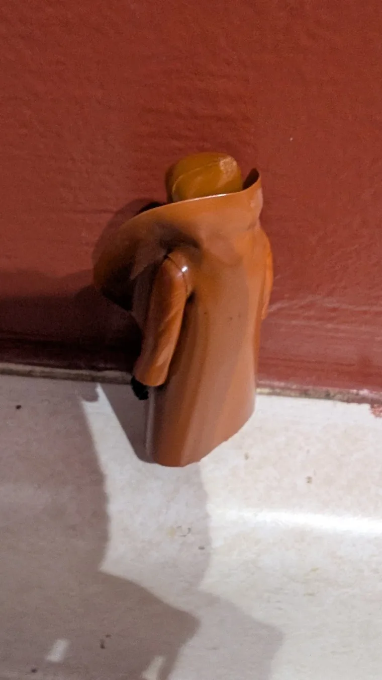 Vinyl-cape Jawa, rear three-quarter from the figure's left